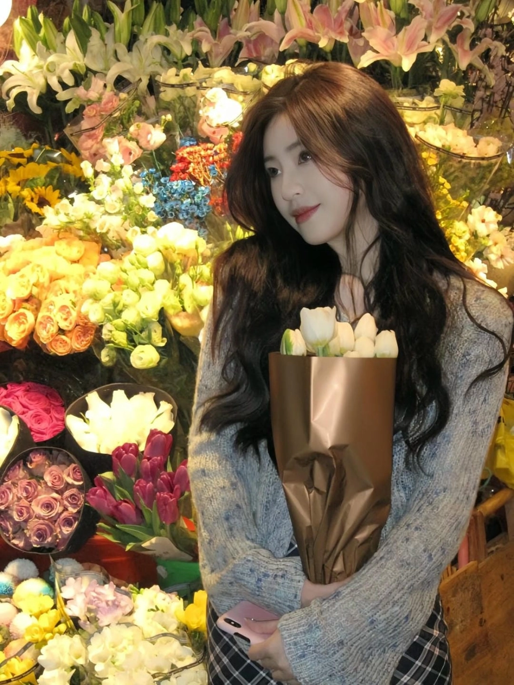 Gái xinh cầm hoa - 99+ khoảnh khắc nàng thơ đẹp nhất