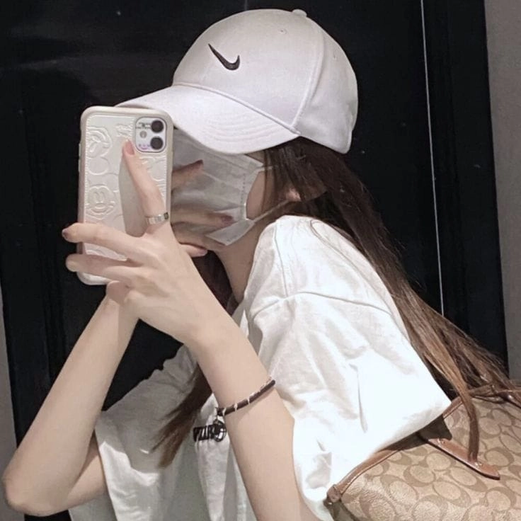 Một cô gái đẹp đeo khẩu trang trên phố