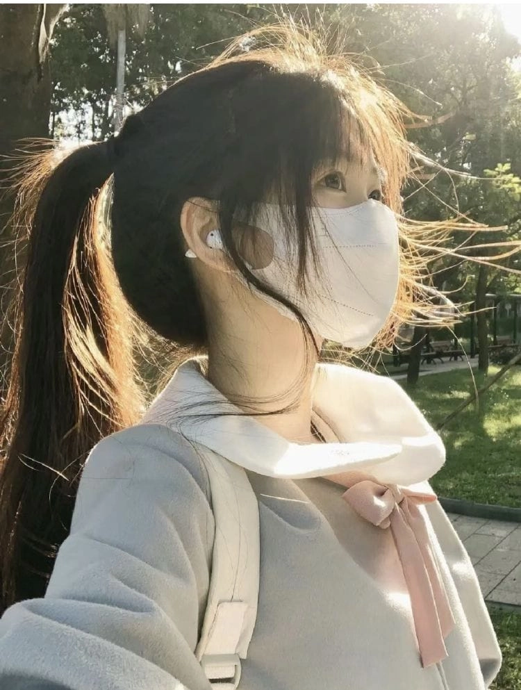 Khoảnh khắc gái xinh đeo kính cute
