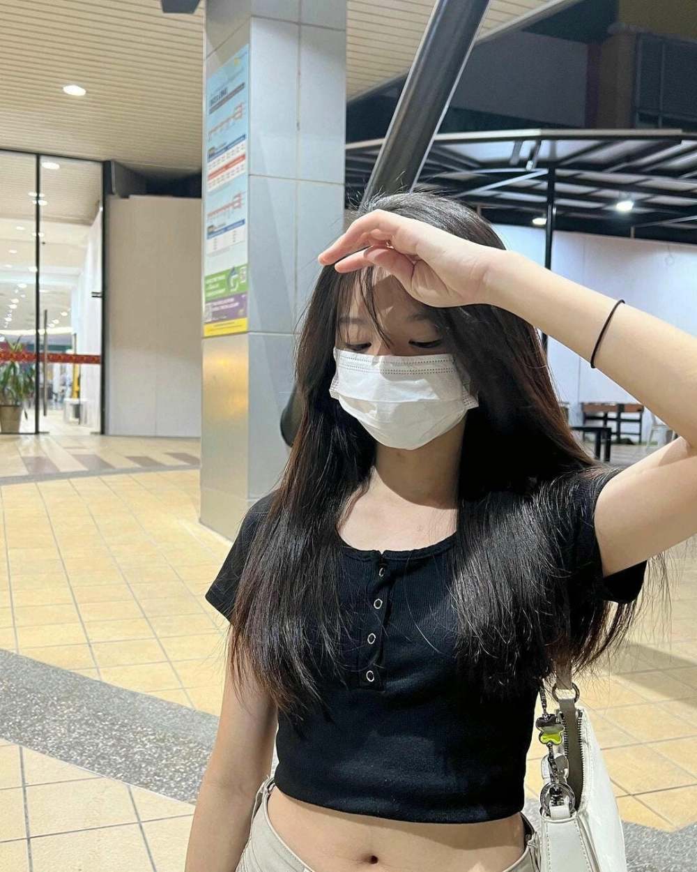 Mái tóc thướt tha của gái xinh đeo kính tóc dài