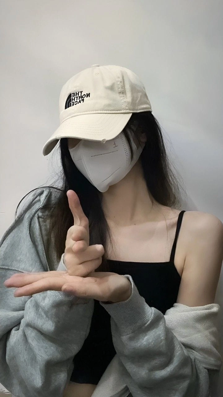 Một cô gái xinh đeo kính cute và khẩu trang