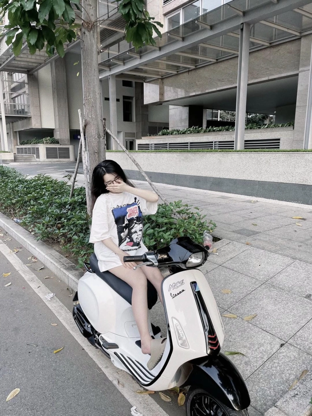 Phong cách năng động của gái xinh đi xe máy