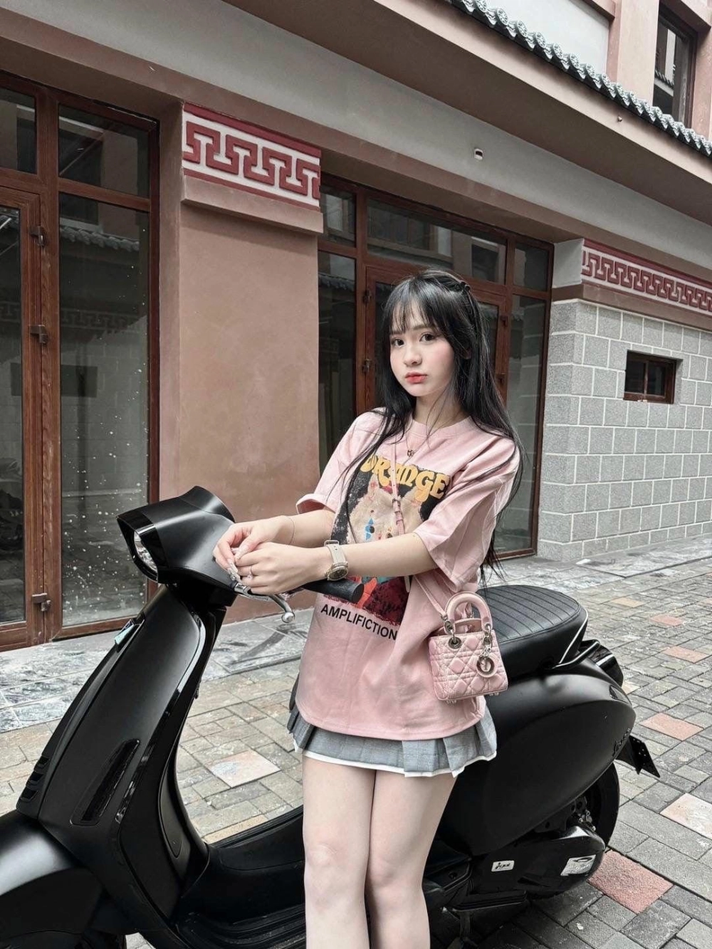 Cá tính nổi bật của gái xinh xe độ