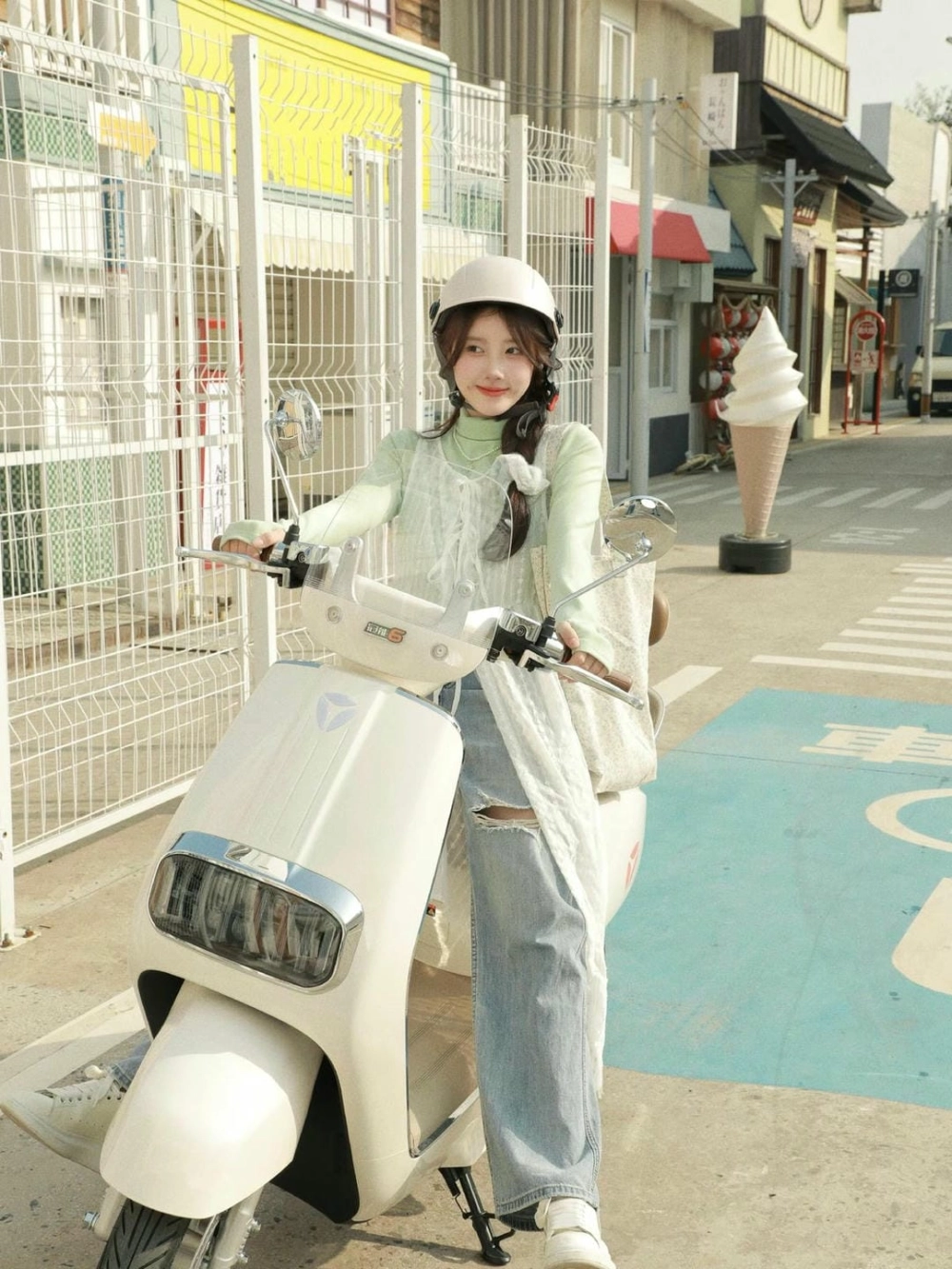 Thần thái cuốn hút của gái đi xe độ