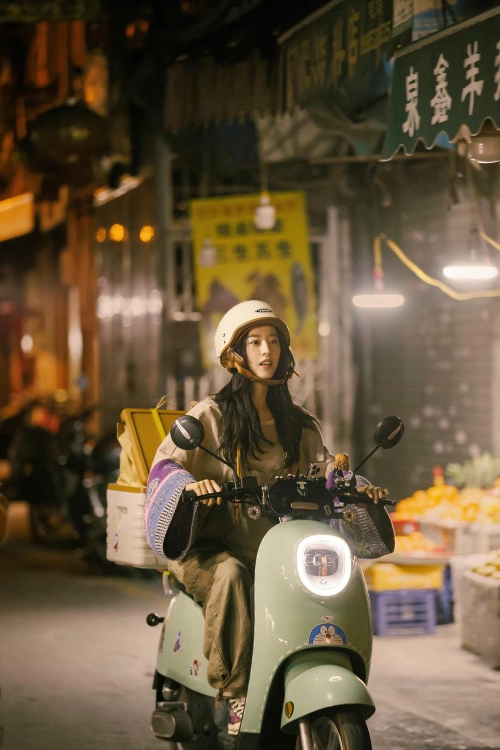 Vẻ đẹp tự tin của cô gái đi xe máy