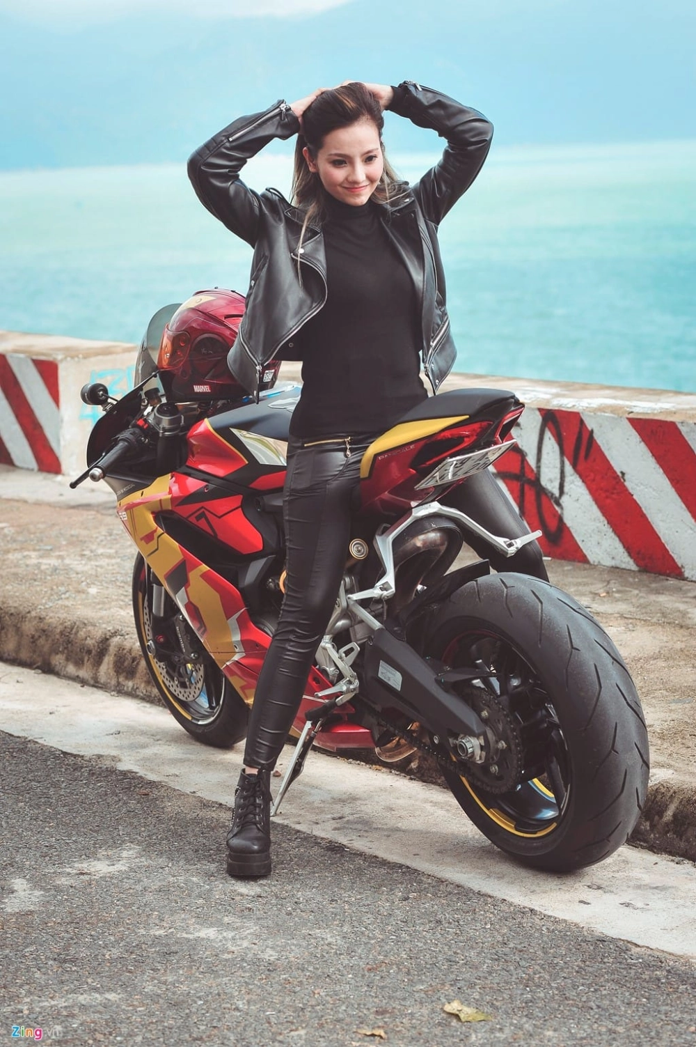 Gái xinh chạy xe máy dạo phố cuối tuần