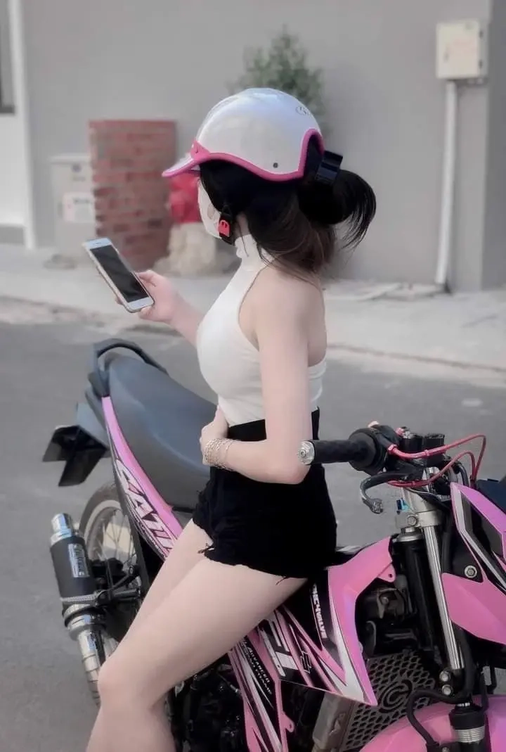 Vẻ đẹp dịu dàng của cô gái đi xe đạp và giỏ hoa