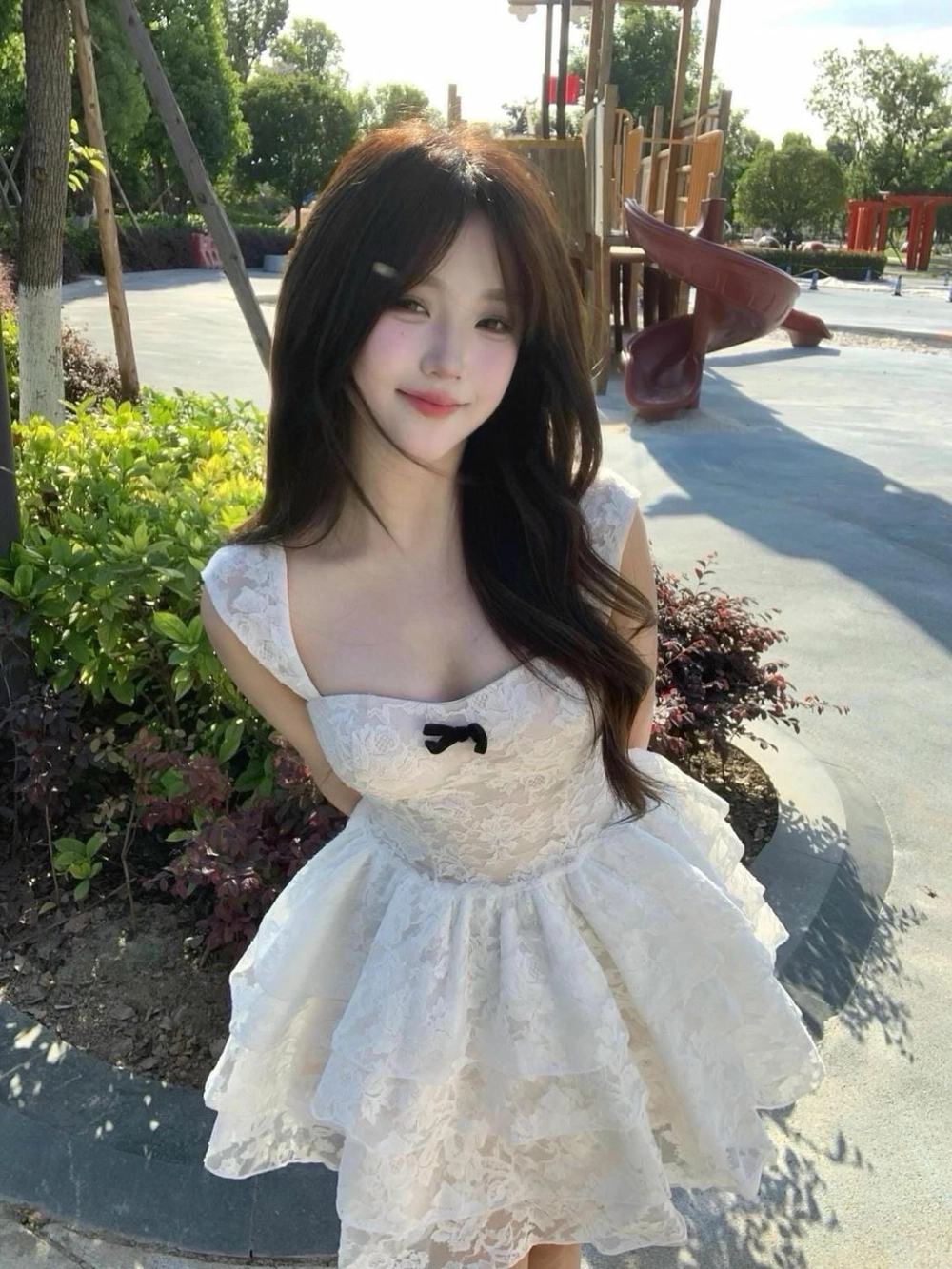 Gái xinh váy trắng trong vườn hoa