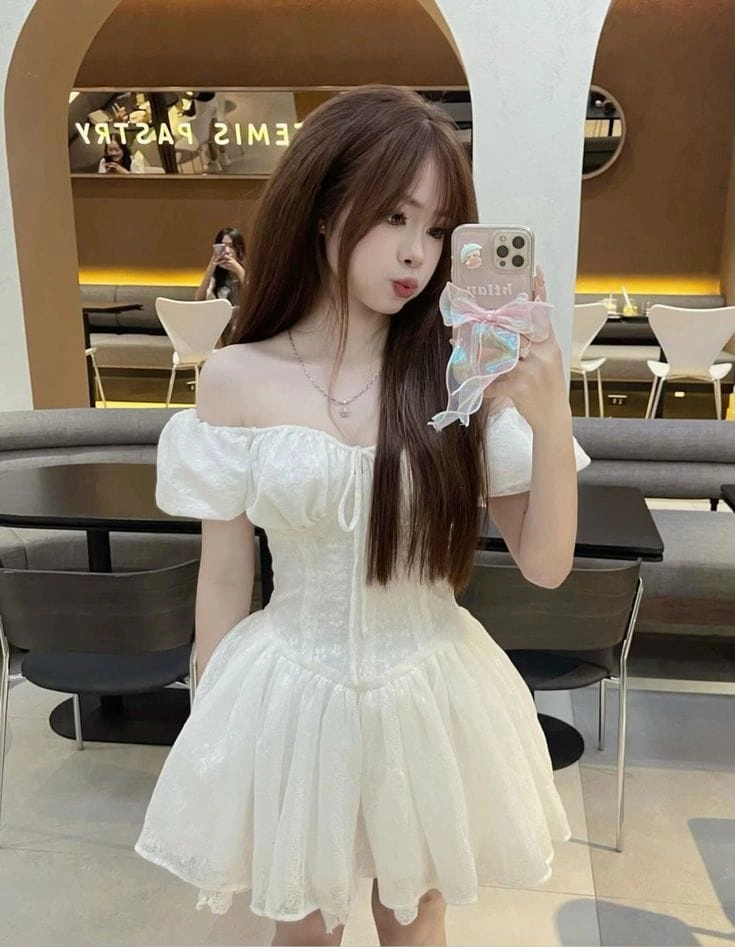 Gái xinh mặc váy trắng dạo bước trên đồng cỏ