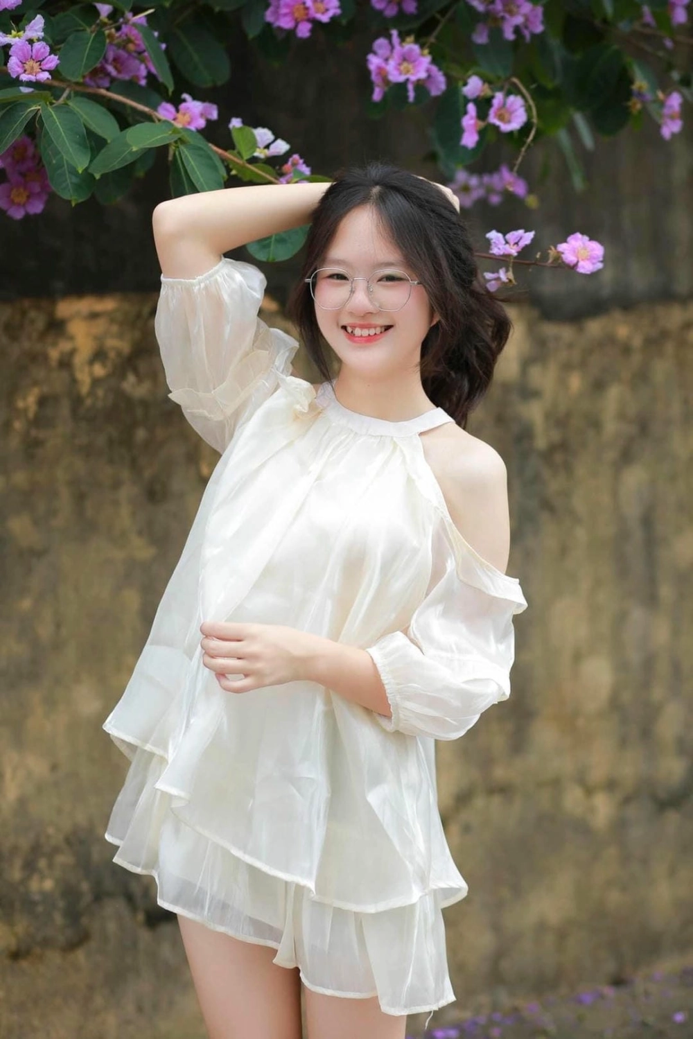 Gái xinh váy trắng và nụ cười tỏa nắng