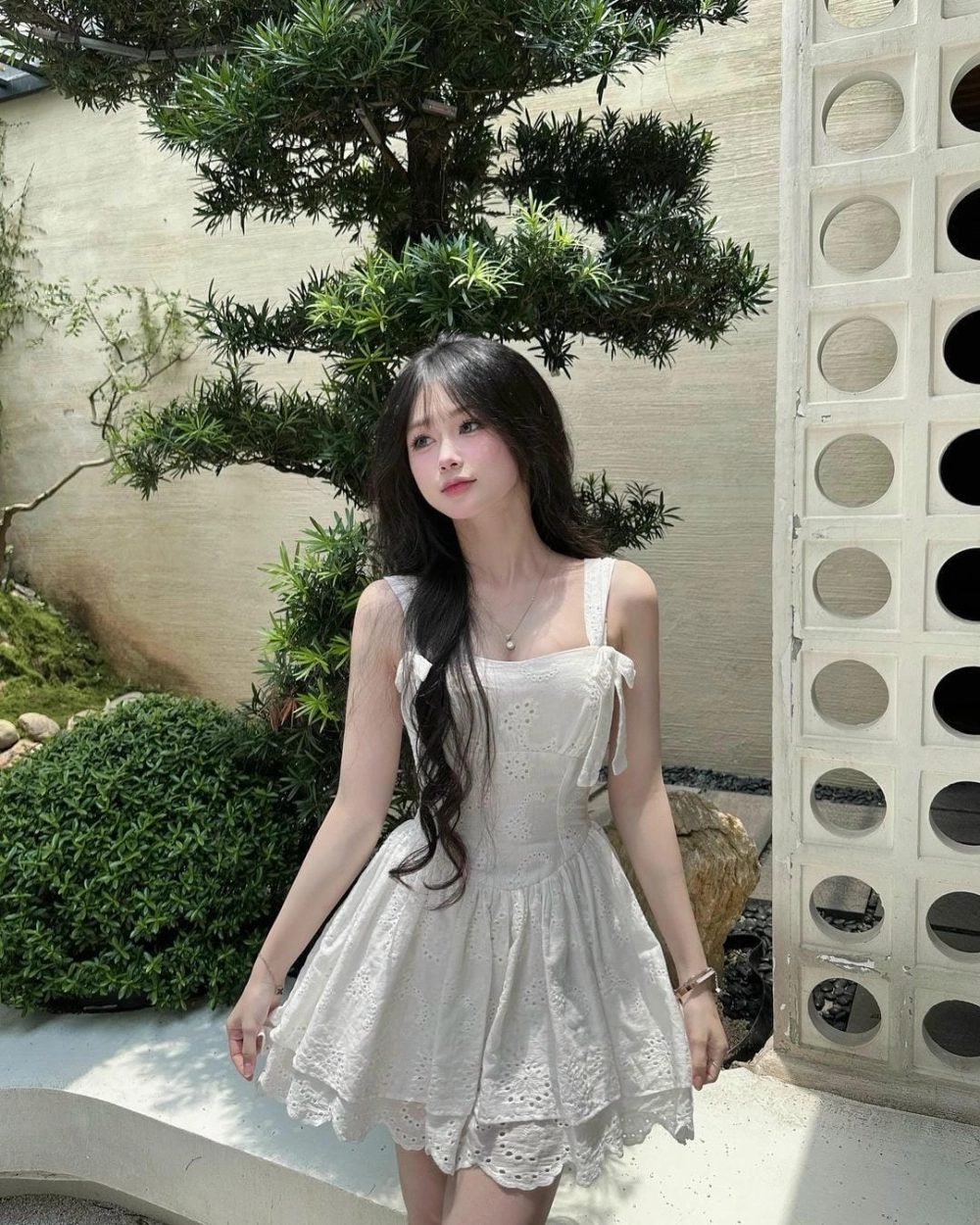 Khoảnh khắc thơ mộng của gái xinh mặc váy trắng che mặt