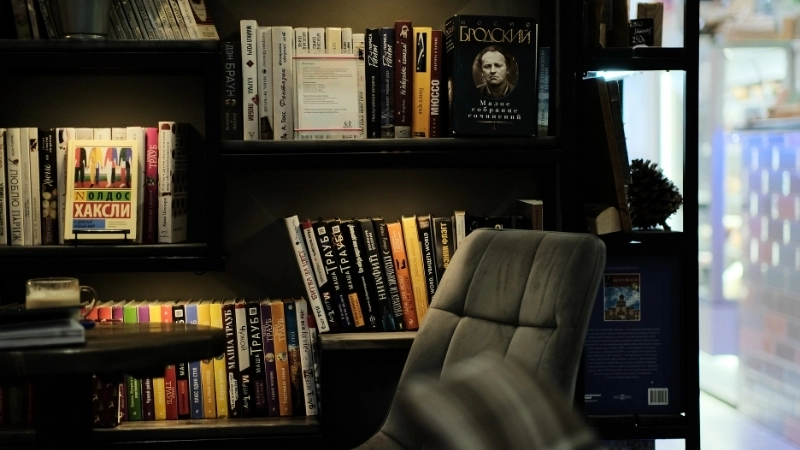 Sắp xếp icon gọn gàng trên hình nền desktop kệ sách