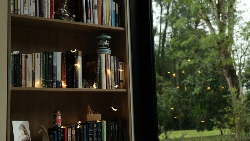 Làm mới laptop với hình nền kệ sách cho laptop