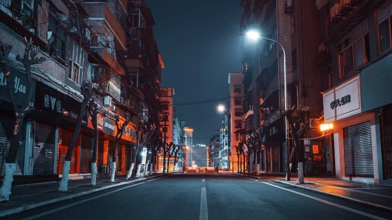 Con đường mưa trong hình nền đường phố về đêm