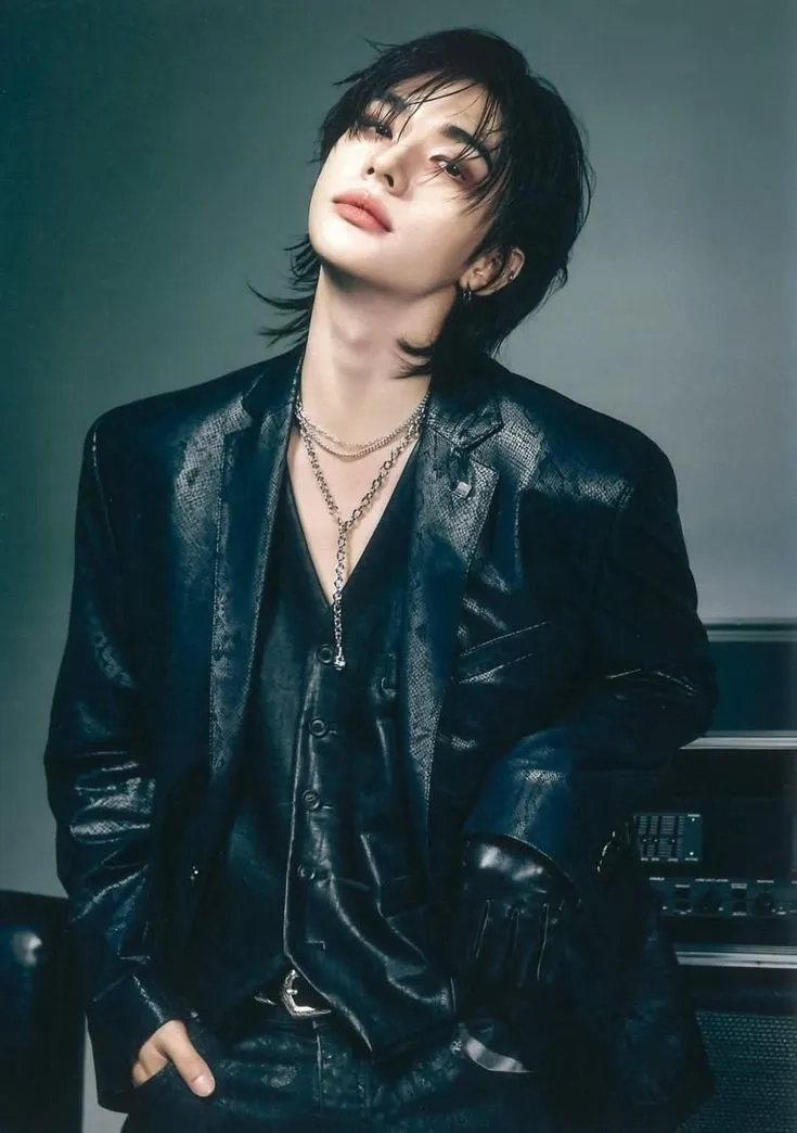 Thần thái hoàng tử trong trang phục Hyunjin Versace
