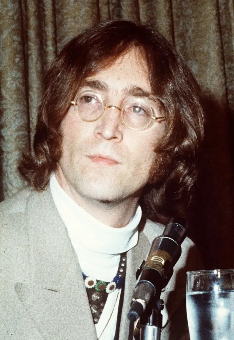 John Lennon và con trai Sean Lennon
