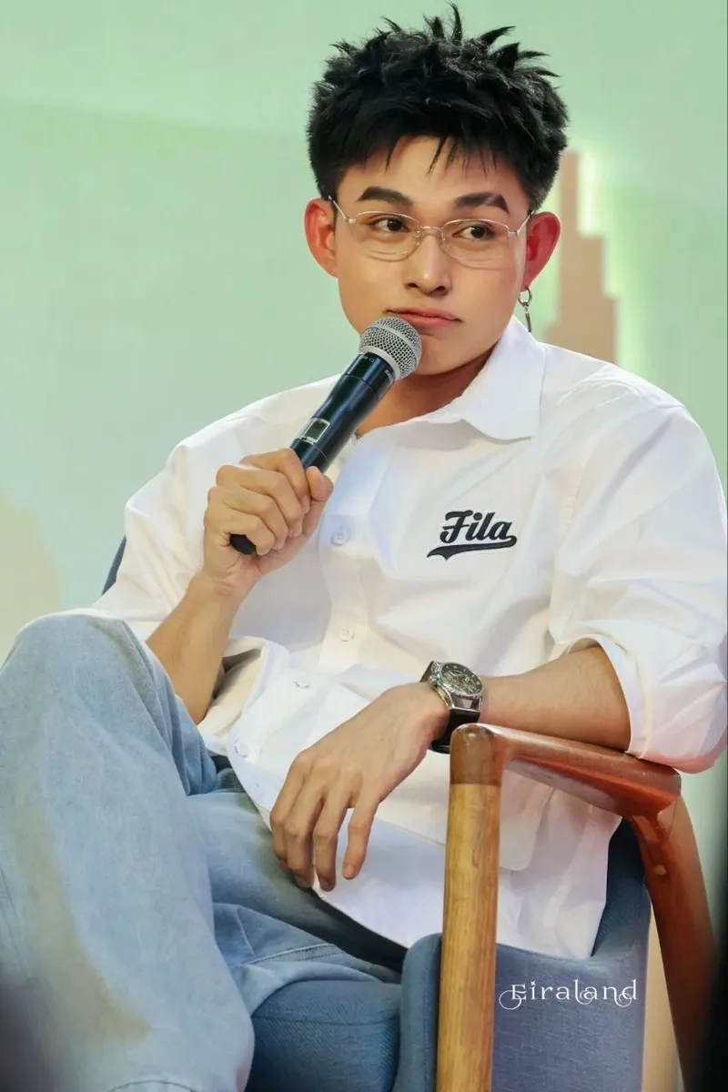 Khoảnh khắc Jun Phạm nấu ăn trong bếp