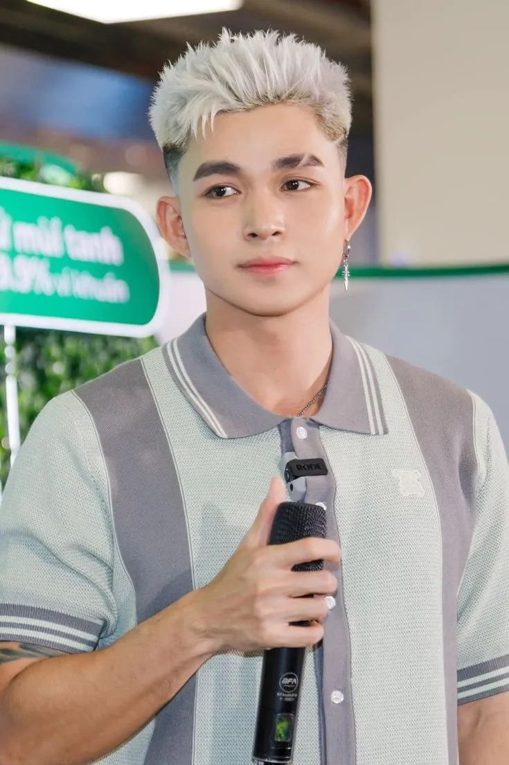 Bìa một trong những cuốn sách của Jun Phạm