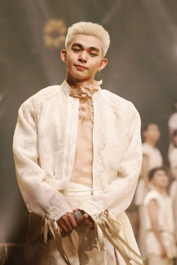 Jun Phạm bên cạnh gia đình thân yêu