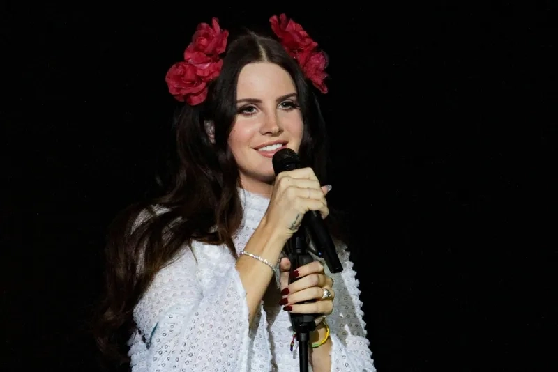 Vẻ đẹp trong lana del rey young and beautiful