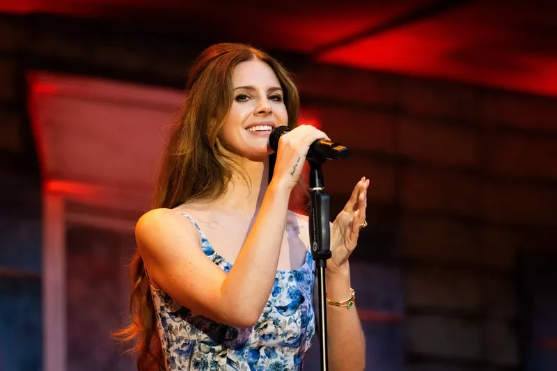 Phong cách lana del rey trên thảm đỏ