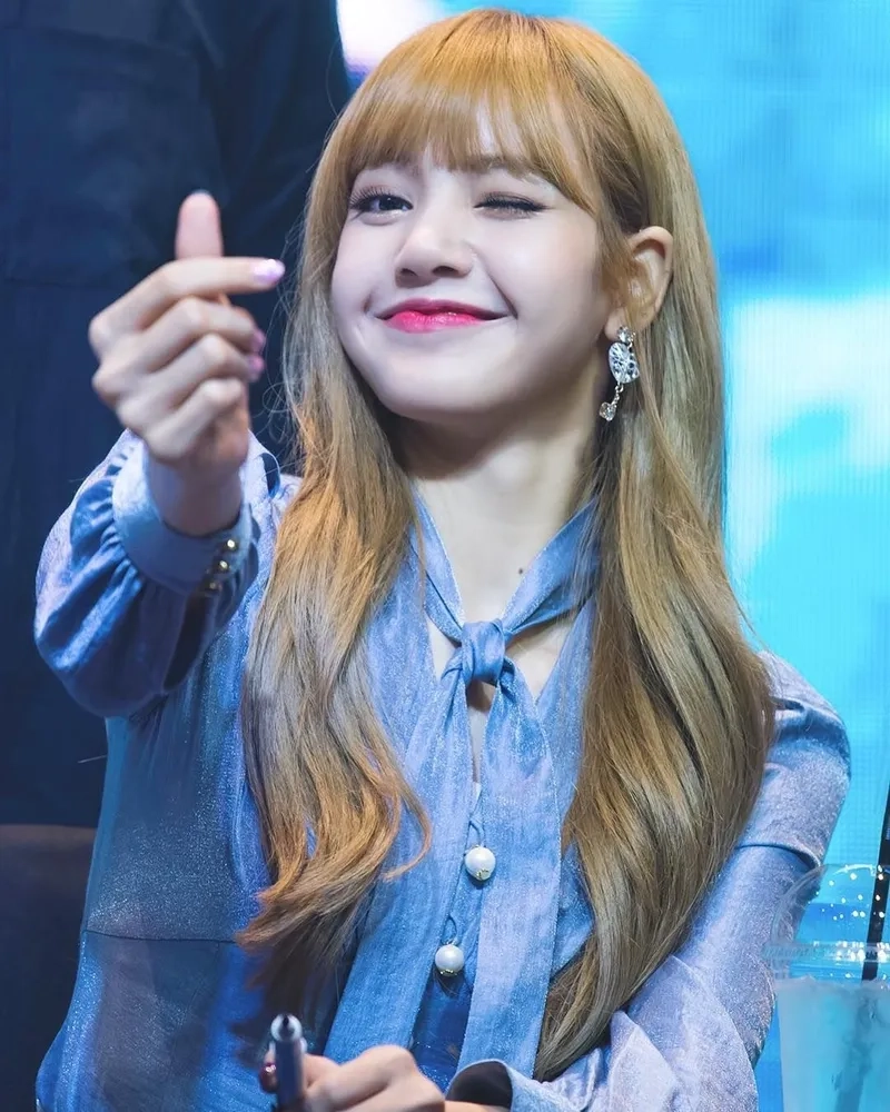 Lisa đầy khí chất bên cạnh thương hiệu lisa celine
