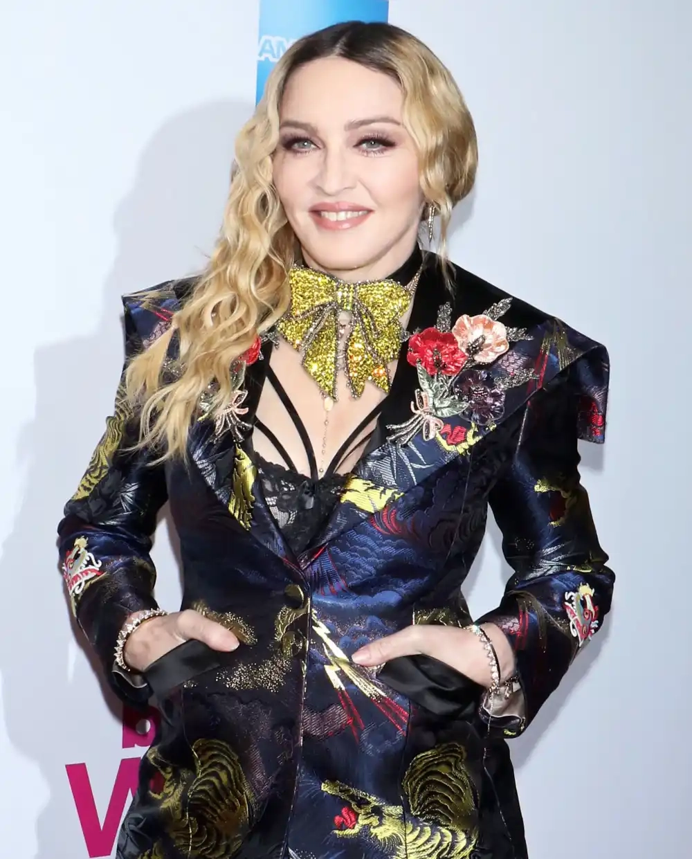 Vẻ đẹp ma mị trong MV Madonna Frozen