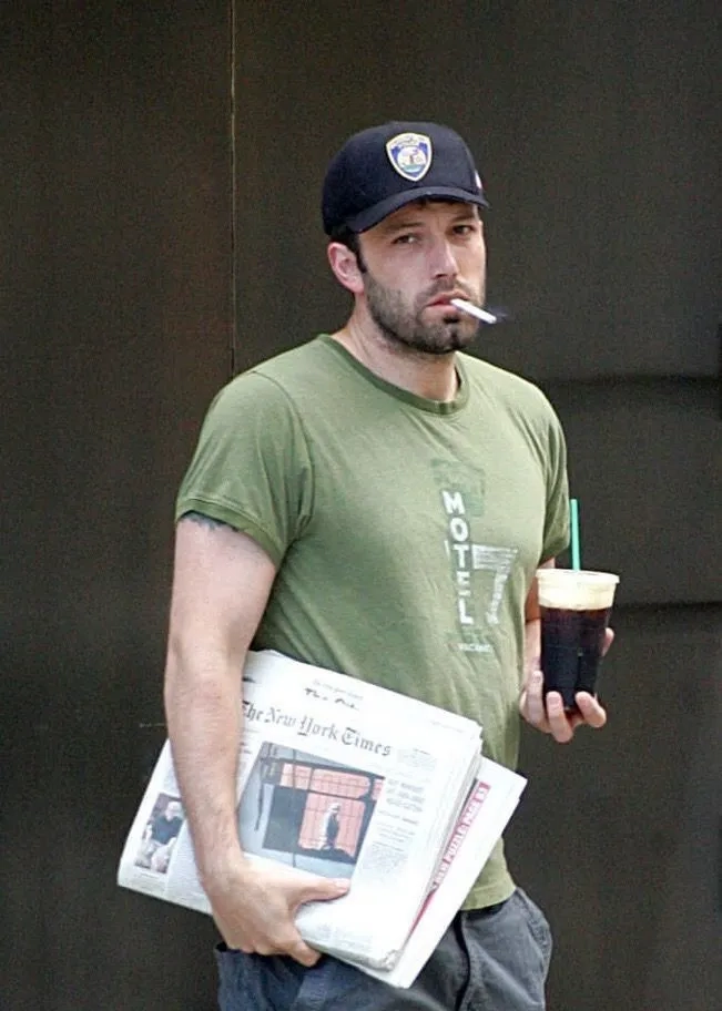 Khoảnh khắc meme ben affleck hút thuốc kinh điển