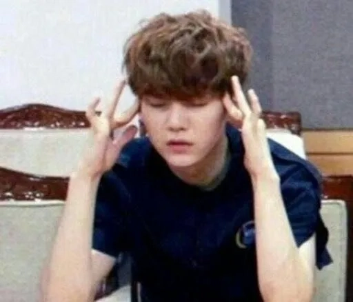 Biểu cảm khó đỡ của meme bà cô tính toán