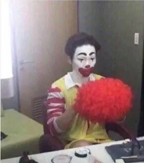 Sử dụng meme emoji chú hề cho comment