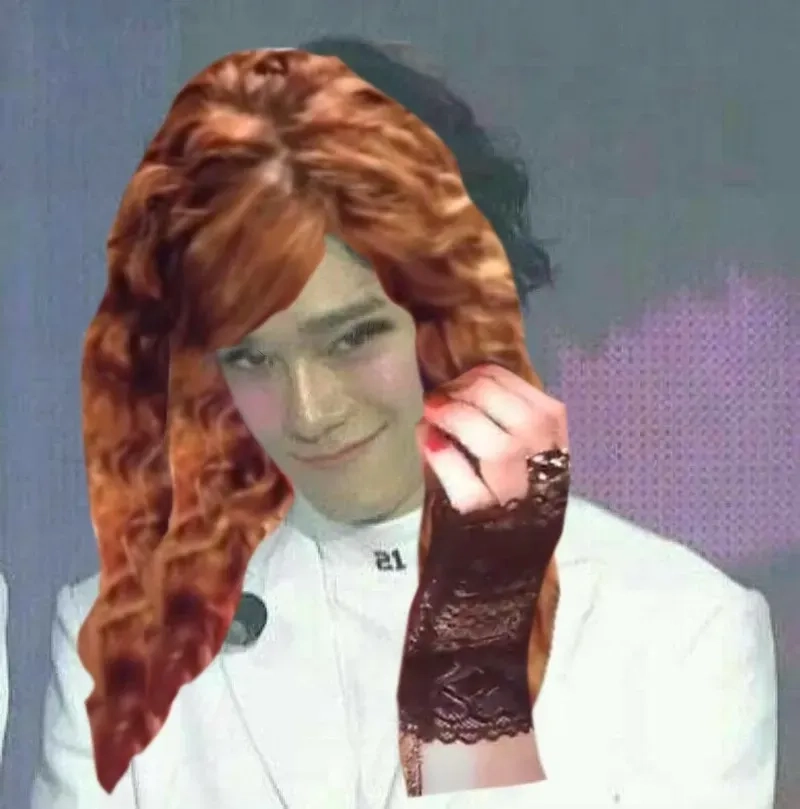 Meme Debby Ryan phiên bản vén tóc