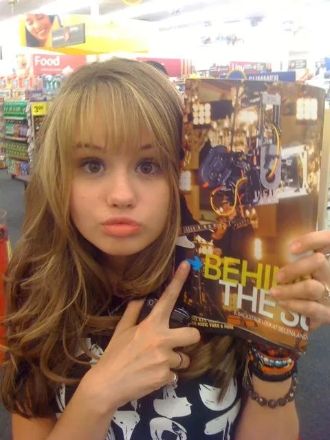 Cận cảnh nụ cười Debby Ryan smirk