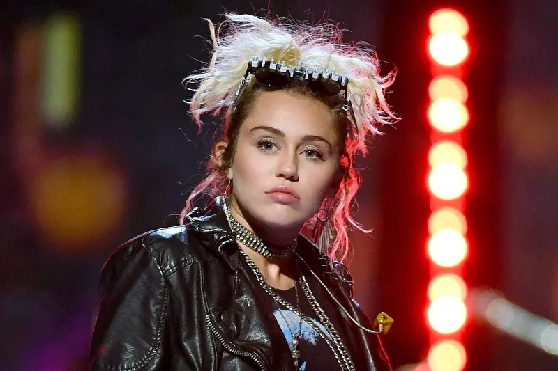 Miley Cyrus và bản ballad miley cyrus climb