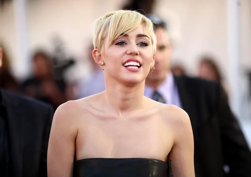 Song miley cyrus gắn liền với tuổi thơ