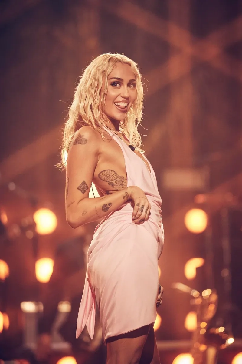 Miley cyrus party in the usa và phong cách sôi động