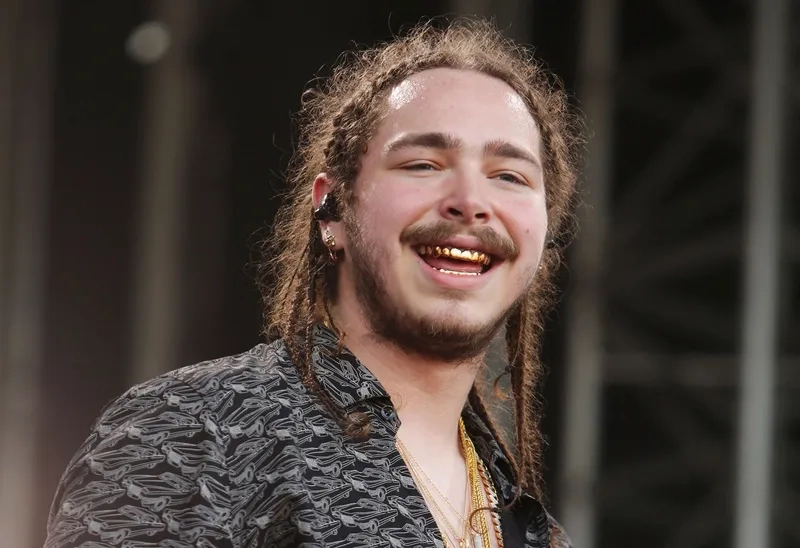 Post Malone trên sân khấu trình diễn Circles
