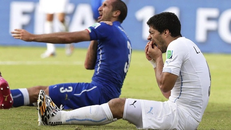 Chẳng xa lạ với Suarez với những danh động bất thường
