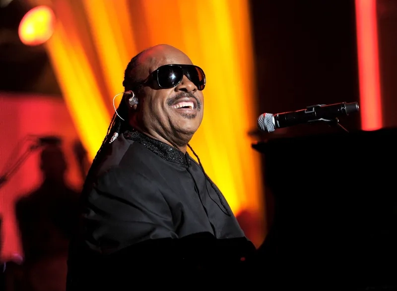Stevie Wonder trình diễn một bài hát kinh điển