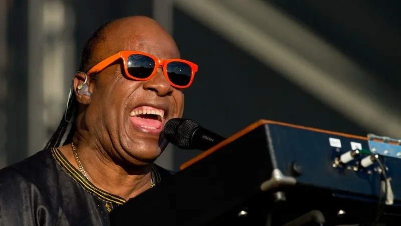 Phong cách biểu diễn sôi động với Stevie Wonder Superstition