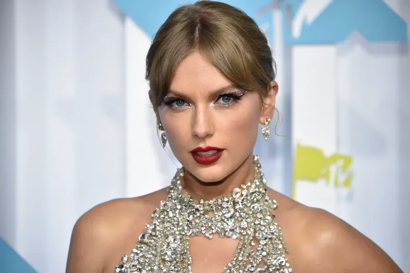 Độ tuổi của Taylor Swift khi ra mắt