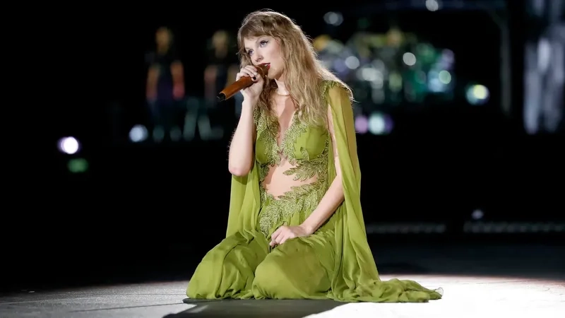 Taylor Swift trình diễn trên sân khấu