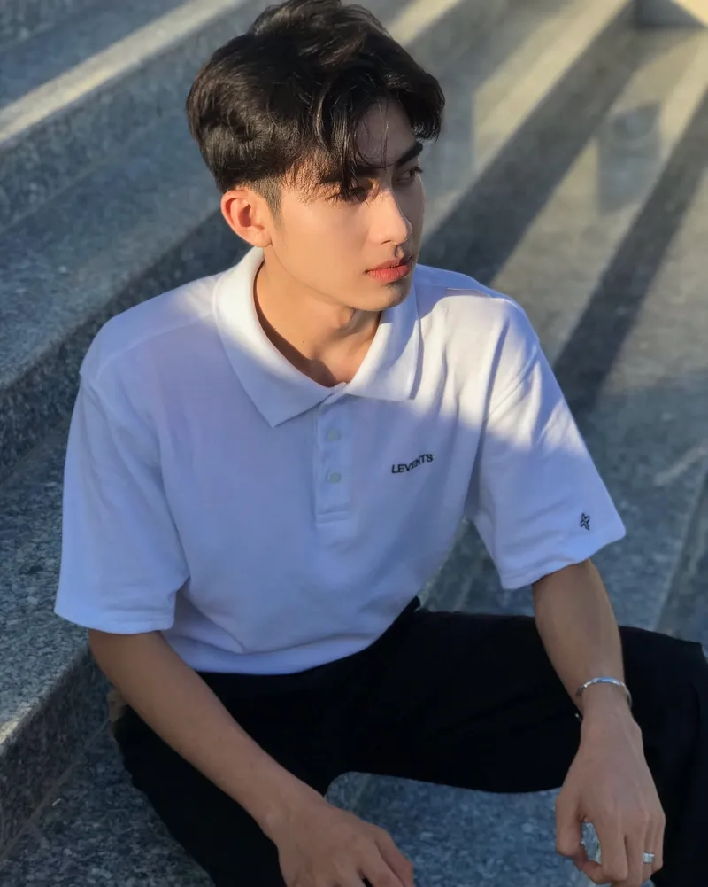 Một hot boy trường cấp 3 trong tà áo sơ mi trắng