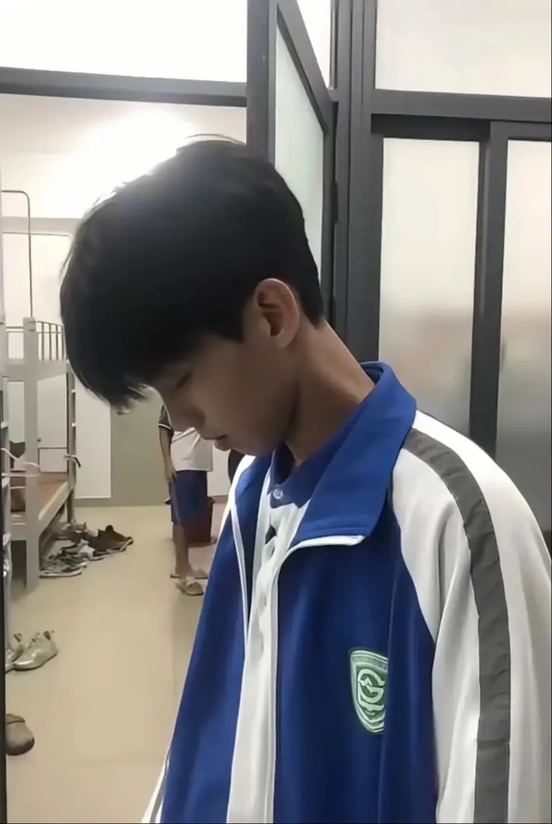 Nam sinh đẹp trai Việt Nam trong ngày khai giảng