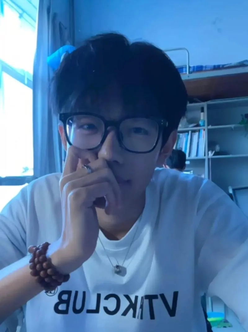 Avatar nam sinh lạnh lùng đeo tai nghe