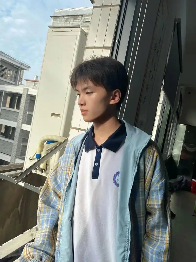 Hình ảnh trai đẹp học giỏi trong thư viện