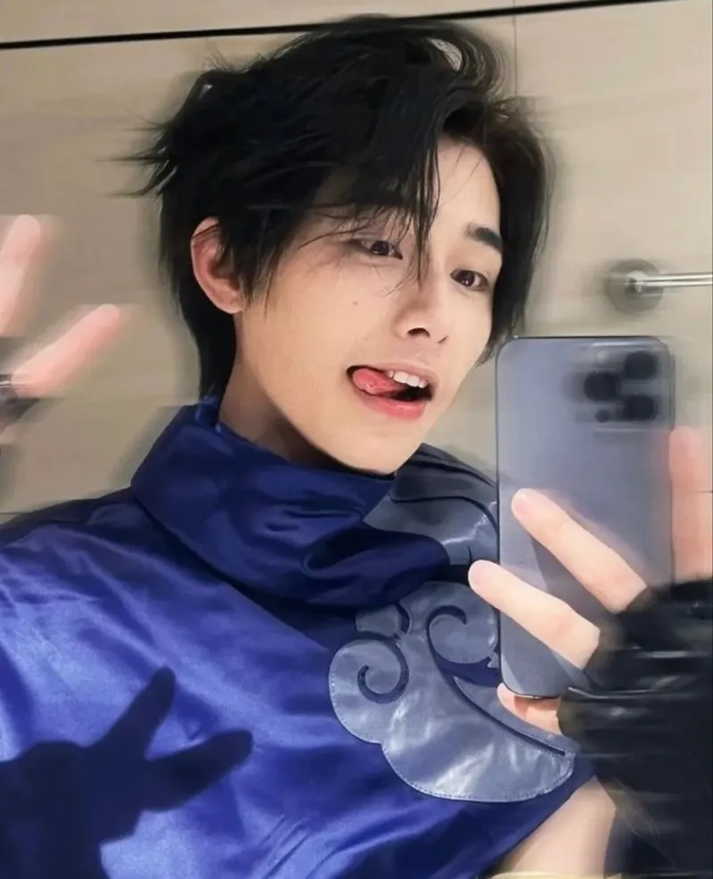 Thần thái cuốn hút của trai đẹp bad boy