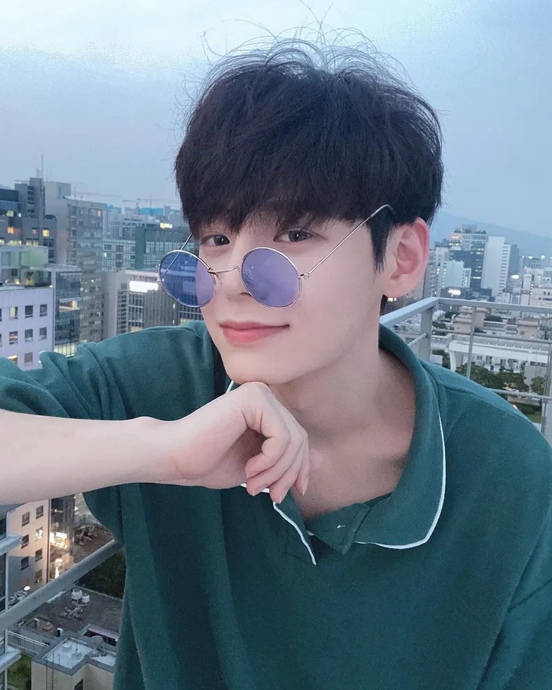 Trai đẹp đọc sách trong quán cà phê