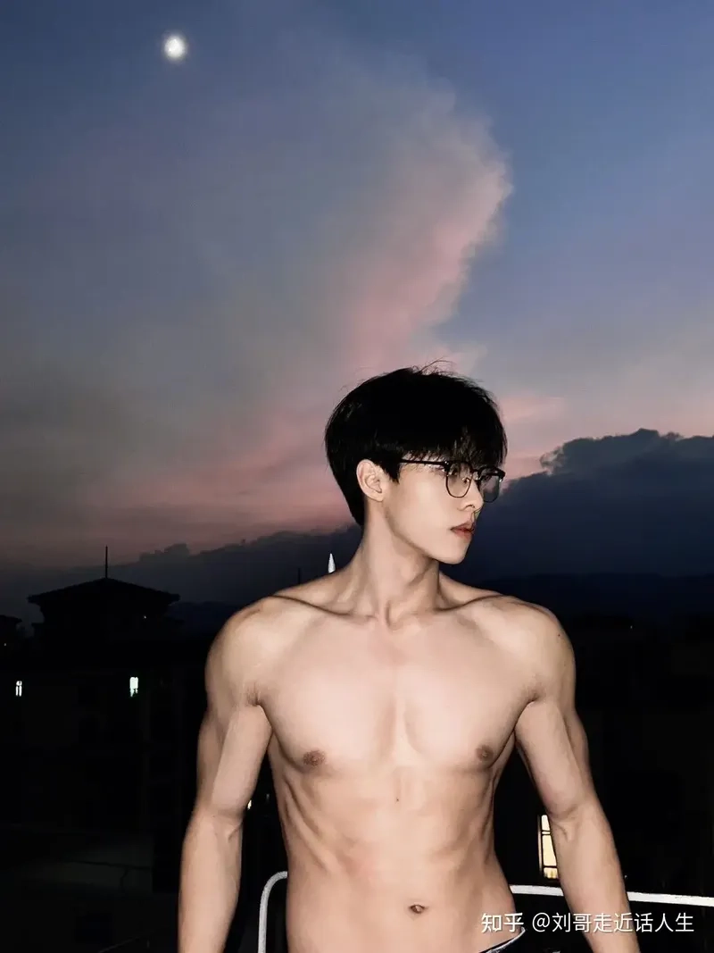Góc nghiêng thần thánh của hot boy tiktok