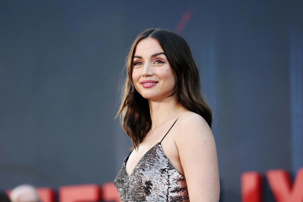Ana de Armas trong phim The Gray Man