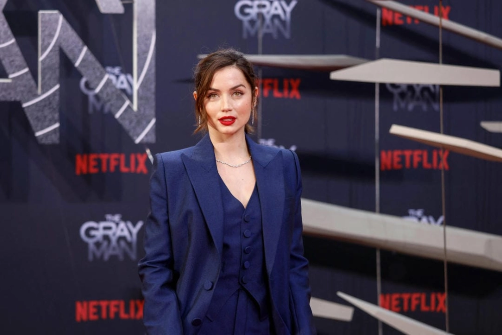 Ana de Armas trong phim Ghosted